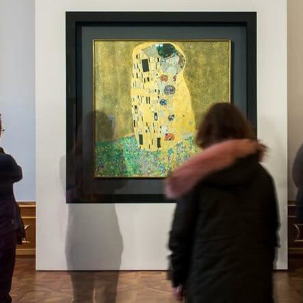 Detalj av Gustav Klimts The Kiss med gyllene mönster och blommor