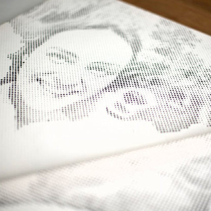 TYTTÖ TALONPANON RUUSUIDEN KANSSA